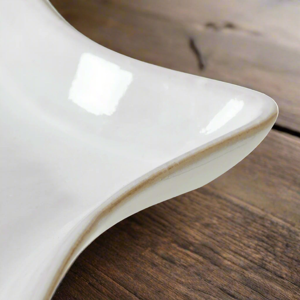 Plat Étoile en Céramique Blanche Taille Moyenne – Élégance Festive et Moderne