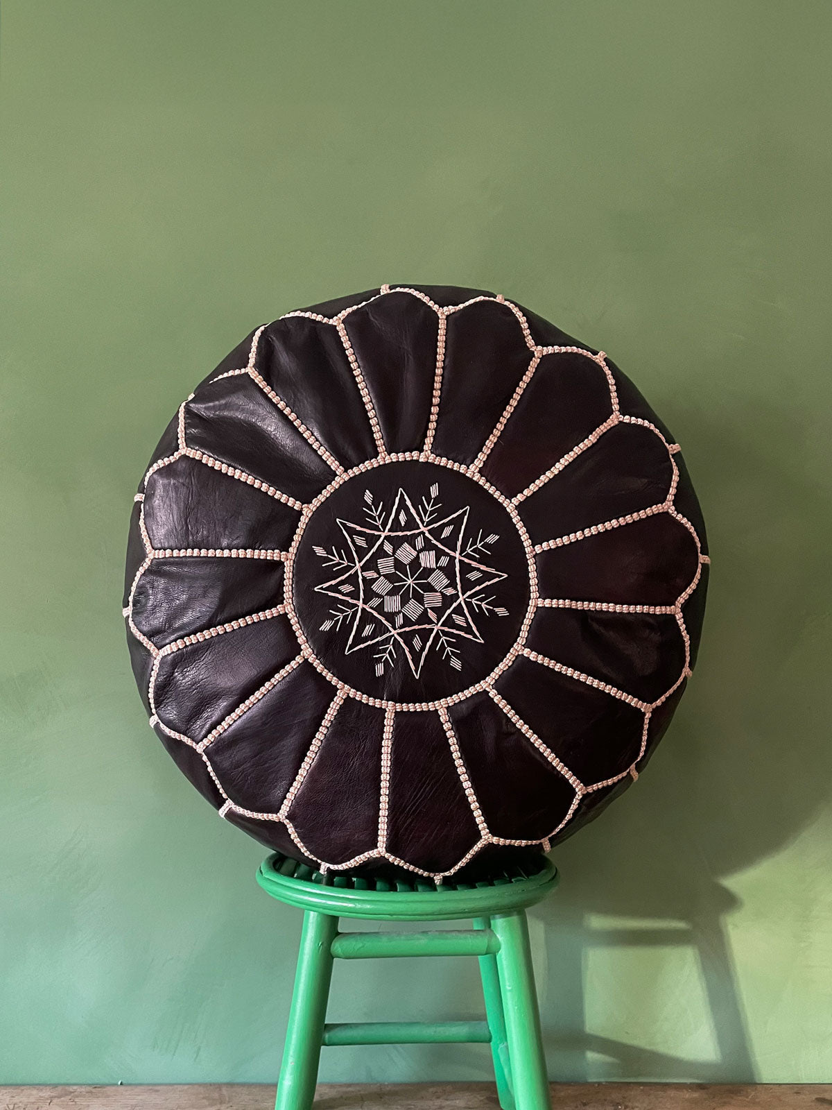 Pouf Marocchino in Pelle “Ebony” Artigianale Ø53×33 cm
