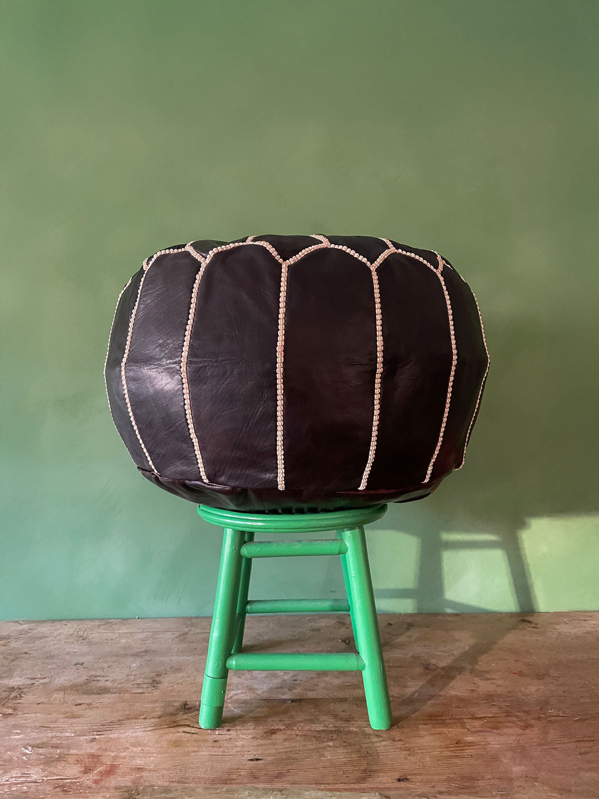 Pouf Marocchino in Pelle “Ebony” Artigianale Ø53×33 cm