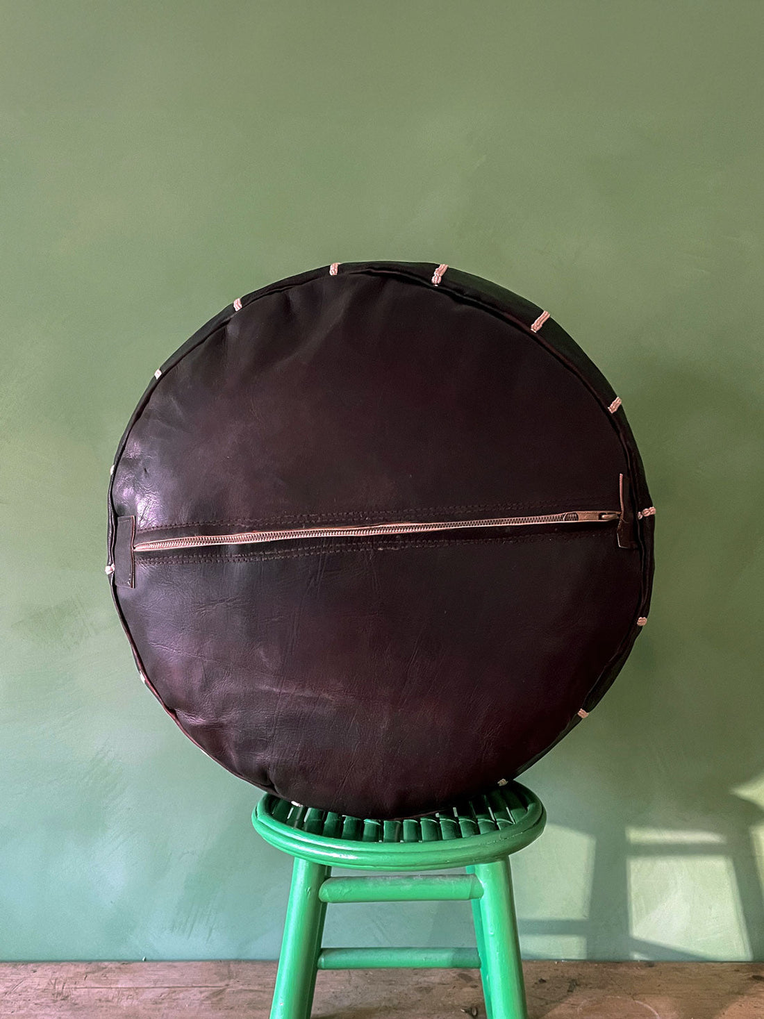 Pouf Marocchino in Pelle “Ebony” Artigianale Ø53×33 cm