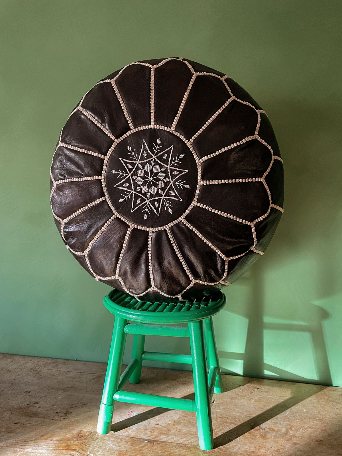 Pouf Marocchino in Pelle “Ebony” Artigianale Ø53×33 cm