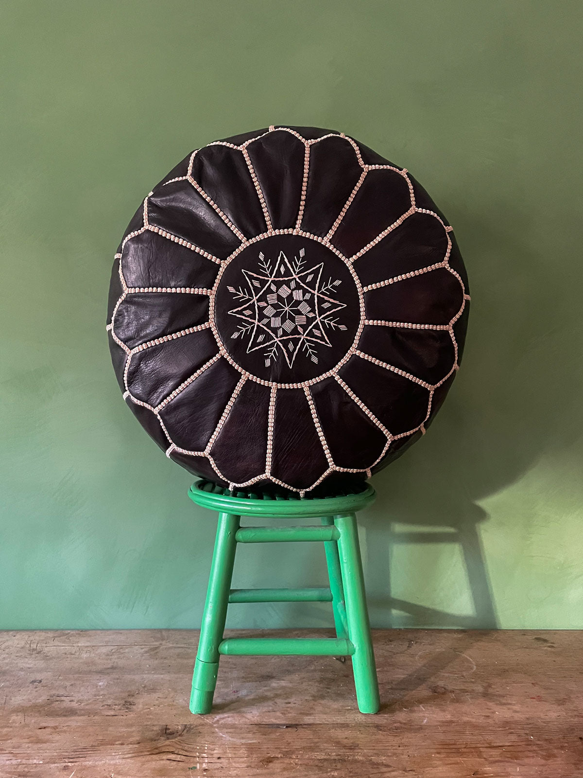 Pouf Marocchino in Pelle “Ebony” Artigianale Ø53×33 cm